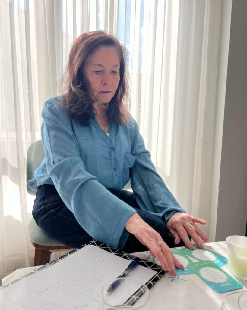 עבודה מעשית עם קלפי נומרולוגיה כחלק מקורס נומרולוגיה